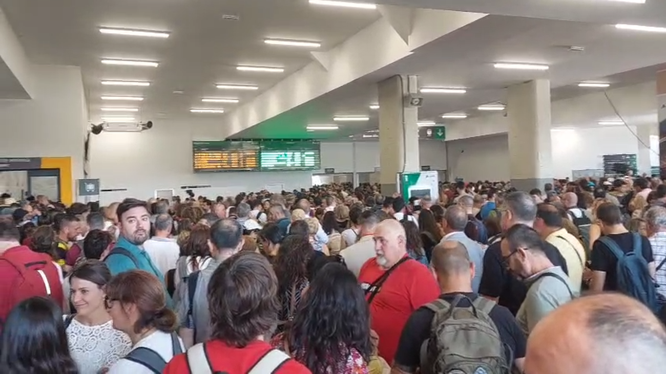 Colapso en Chamartín por una avería que ha interrumpido la circulación de trenes de alta velocidad