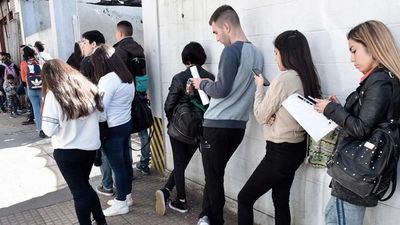 Jóvenes madrileños que ni estudian ni trabajan pueden pedir becas de hasta 2.800 euros para retomar su formación