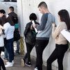 Jóvenes madrileños que ni estudian ni trabajan pueden pedir becas de hasta 2.800 euros para retomar su formación