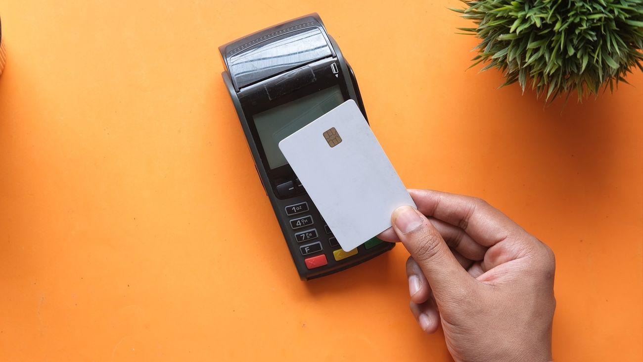 Una persona realiza un pago con una tarjeta