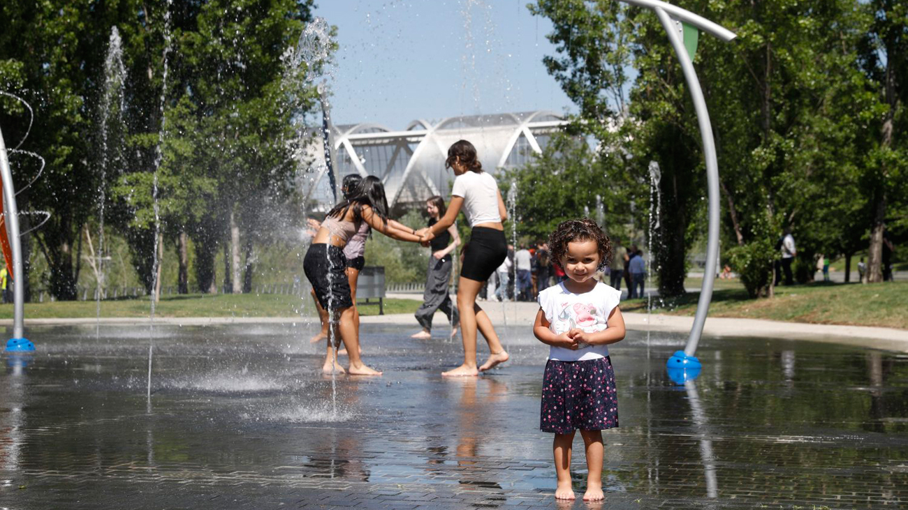 Madrid se refresca y activa su playa urbana en Madrid Río y 5 pérgolas nebulizadoras