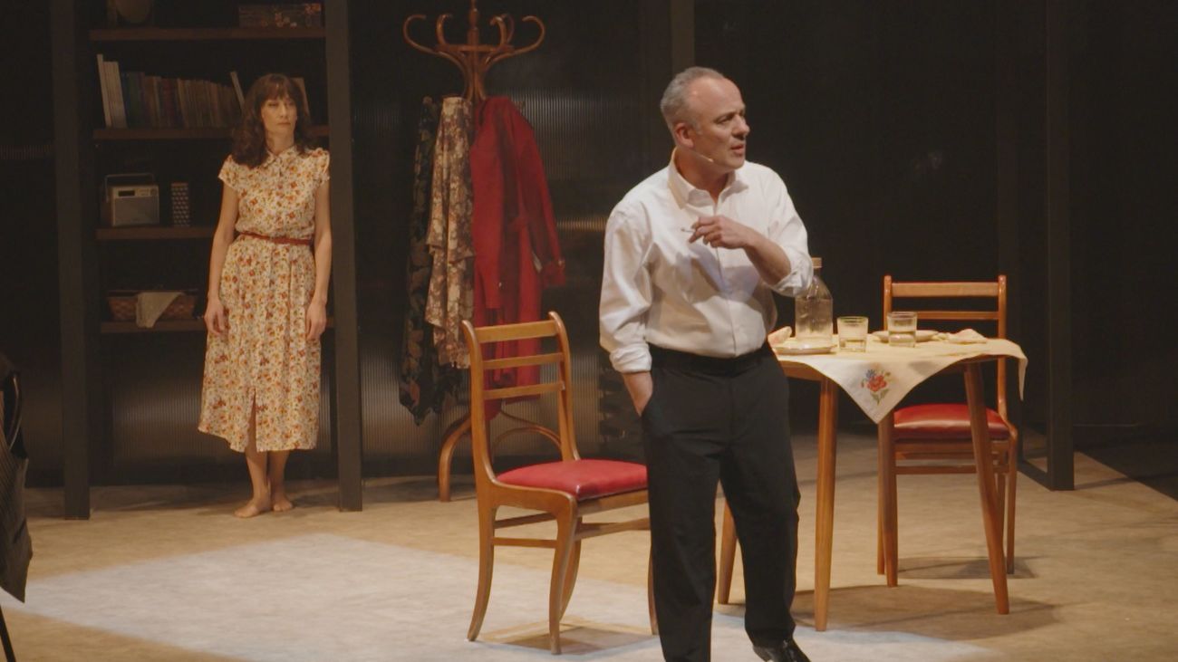 'Los Yugoslavos': Javier Gutiérrez protagoniza una obra que celebra la vida y las palabras desde el corazón de un bar