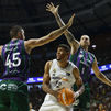 86-84. El Real Madrid muere en la orilla ante Unicaja, que fuerza el cuarto partido de la semifinal