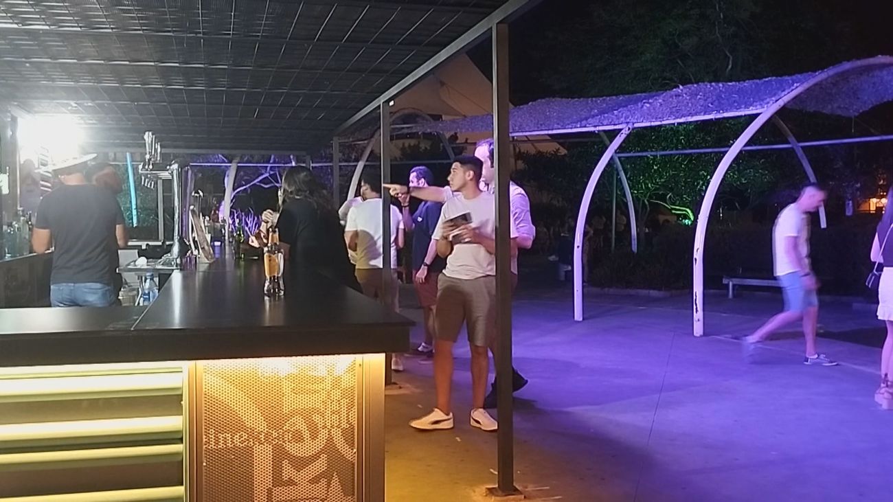 Una terraza de verano en La Vaguada trae de cabeza a los vecinos: "El escándalo es tremendo"