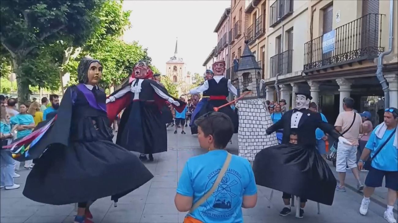 40 Gigantes y Cabezudos toman las calles de Alcalá de Henares en su 500 aniversario