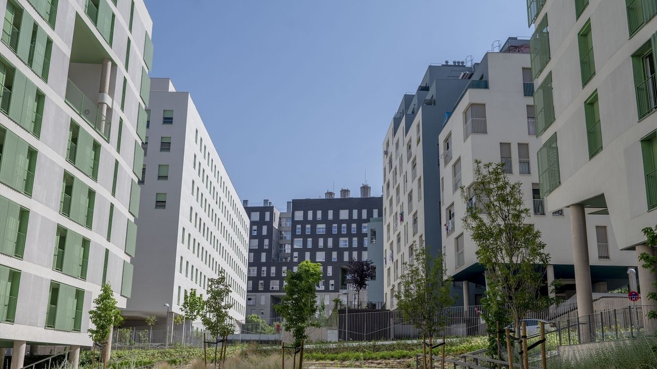 Madrid entrega las nuevas 205 viviendas públicas de alquiler asequible en el ecobarrio de Puente de Vallecas