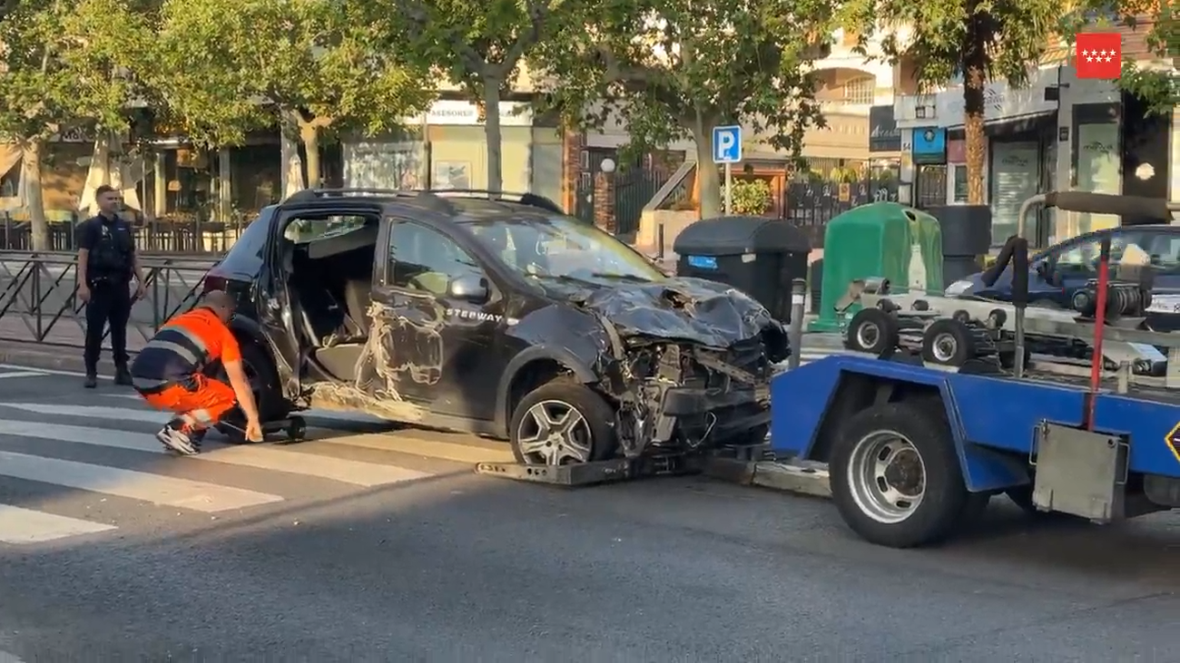 Cinco heridos, uno grave, tras salirse de la vía y chocar contra una valla en Majadahonda