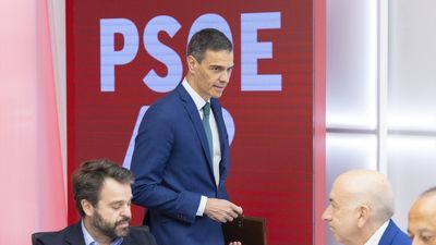 Sánchez asegura en una carta a la militancia del PSOE que seguirá y censura los ataques a un "gobierno legítimo"