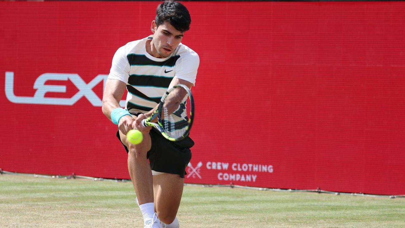 Alcaraz debuta sobre la hierba de Queen's con victoria ante Walton