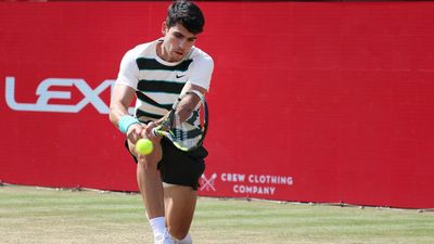 Alcaraz debuta sobre la hierba de Queen's con victoria ante Walton