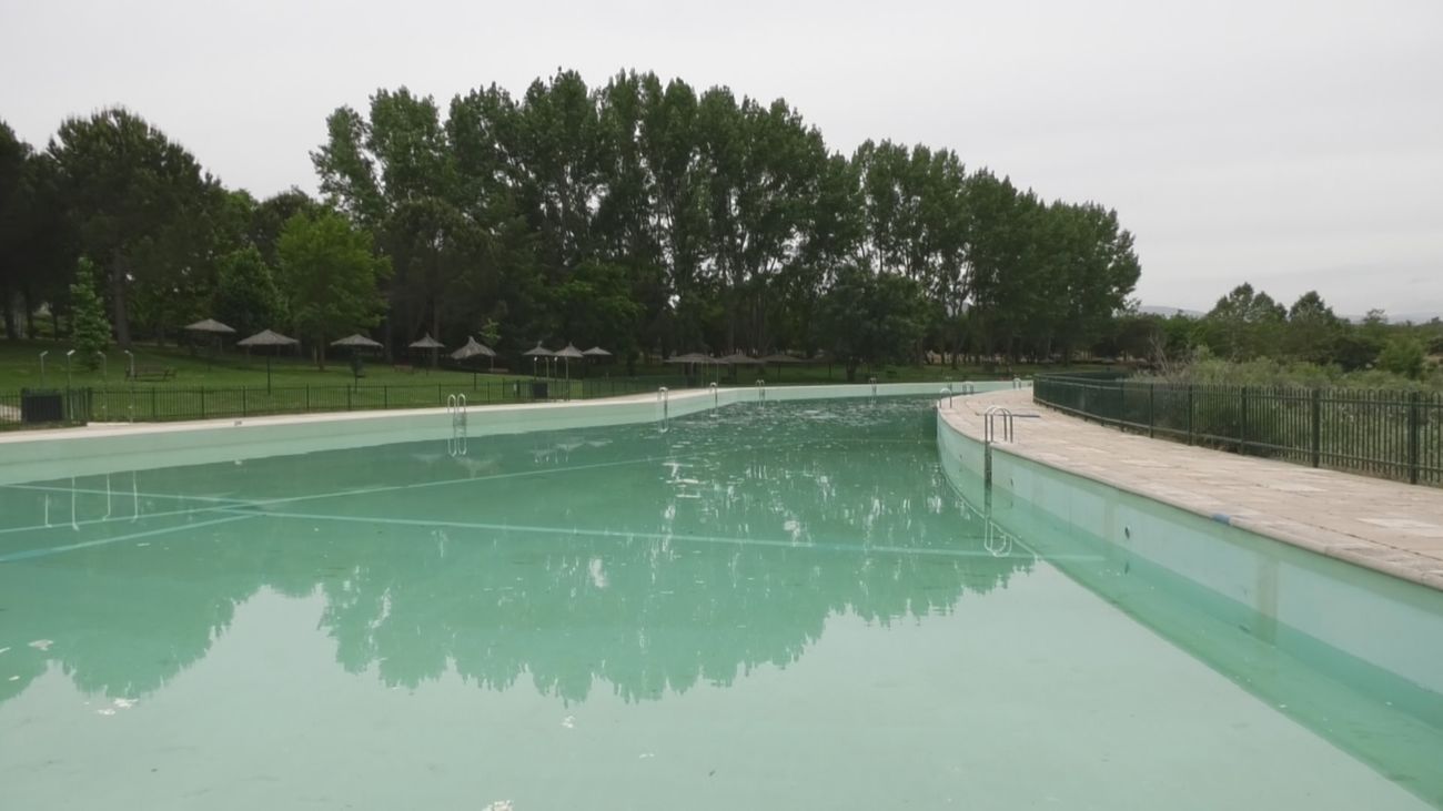 La piscina más larga de toda España se prepara para el verano, en Buitrago del Lozoya