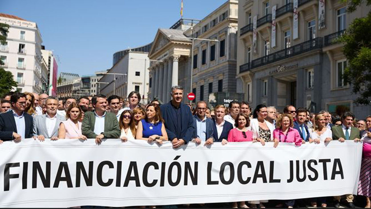 Cargos públicos del PP reclaman frente al Congreso cambios en la financiación local