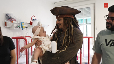 Un pirata muy especial lleva la magia a los niños hospitalizados en el Niño Jesús