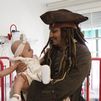 Un pirata muy especial lleva la magia a los niños hospitalizados en el Niño Jesús