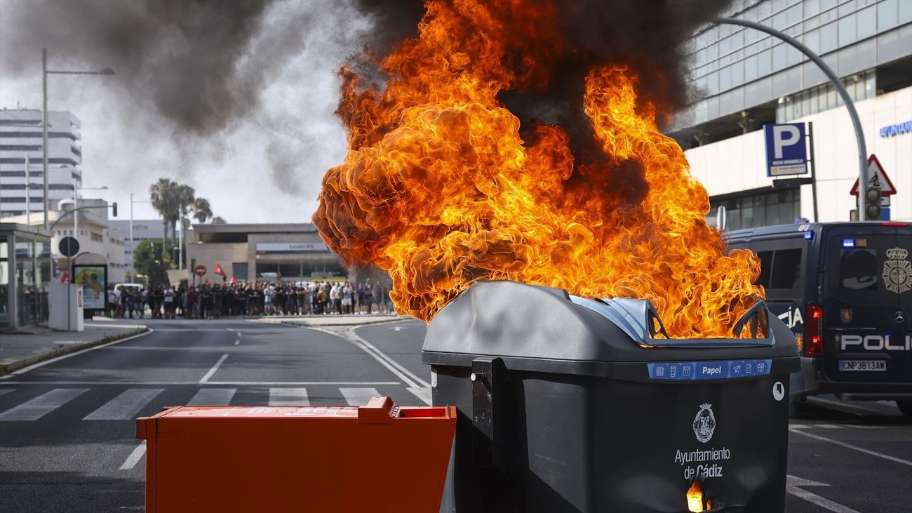 La primera jornada de huelga del metal en Cádiz deja barricadas, cortes de tráfico y cuatro detenidos