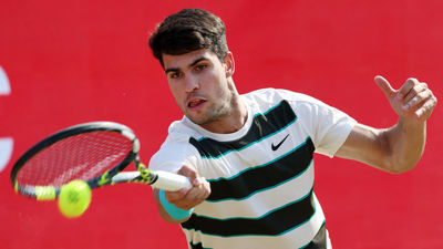 Alcaraz sufre ante Munar para avanzar a cuartos en Queen's