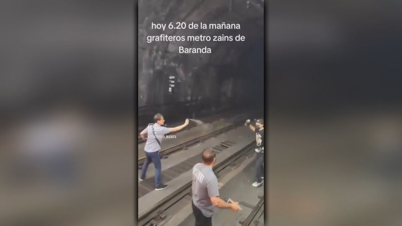 Varios viajeros se enfrentan a unos grafiteros en la estación de metro de Sáinz de Baranda