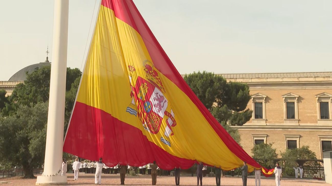 Izado solemne de la bandera de España en Colón por el XI aniversario de la proclamación de Felipe VI