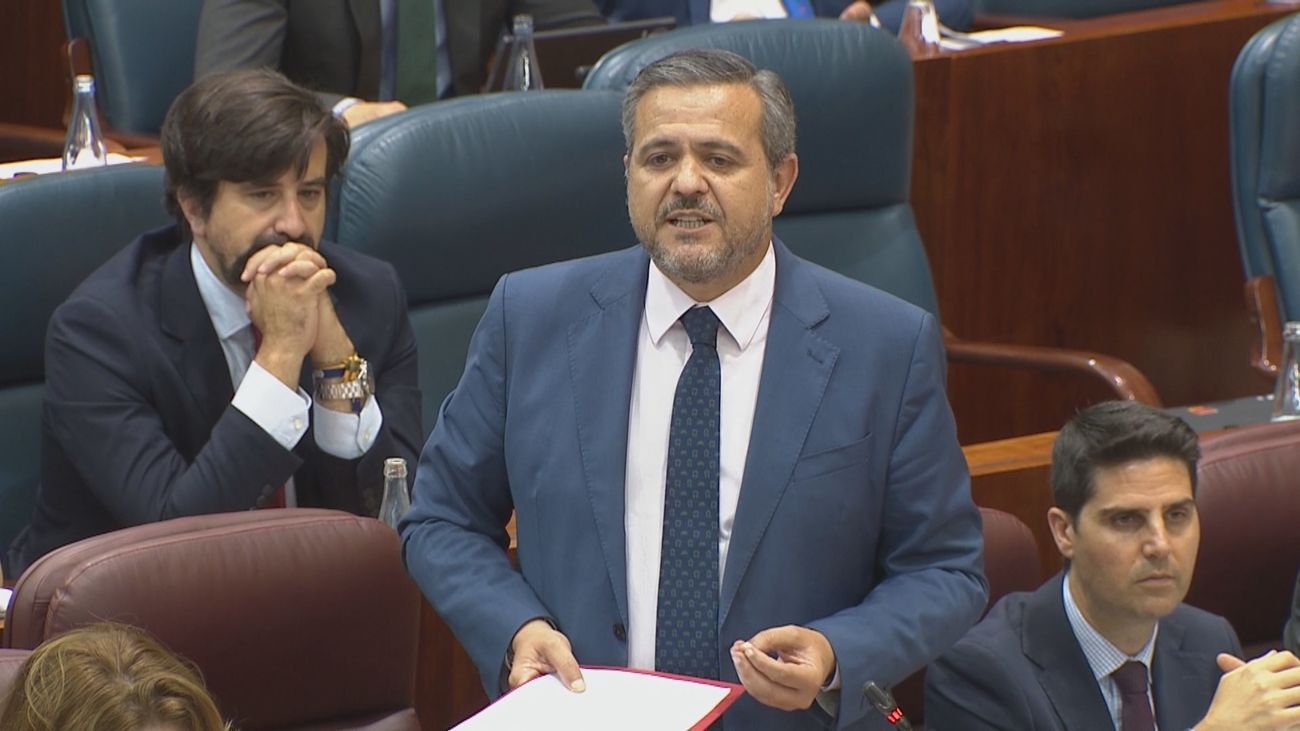 Jorge Rodrigo, consejero de Vivienda, Transportes e Infraestructuras, en el Pleno de la Asamblea