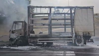 Un conductor sale ileso tras incendiarse su camión en la A-1, a la altura de Sanse