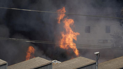 Un gran incendio en una fábrica de Vitoria provoca confinamientos por el humo
