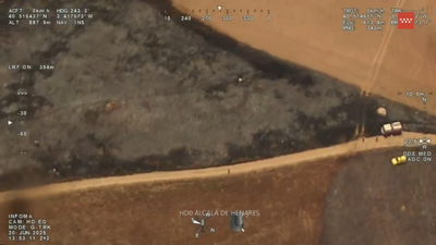 14 dotaciones de bomberos extinguen un incendio que amenazaba una nave en Alcalá