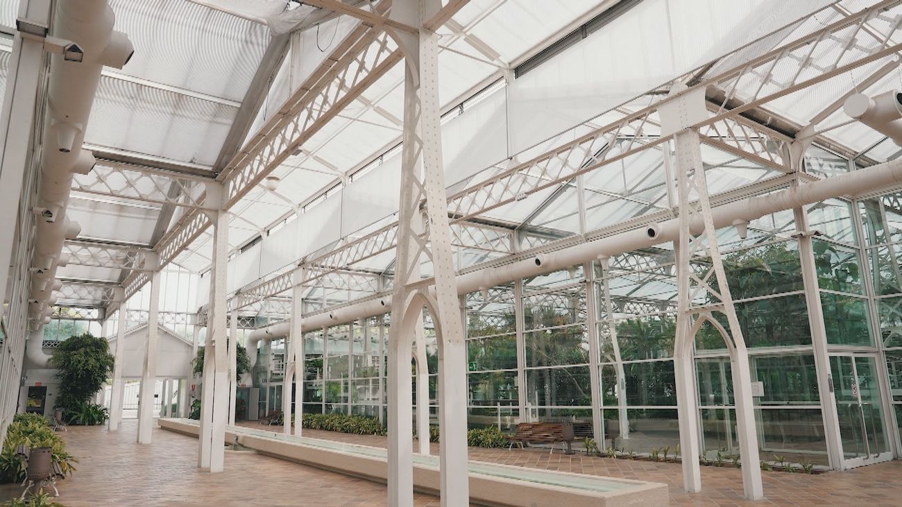 Viajamos del clima trópical a desértico bajo una estructura arquitectónica de acero