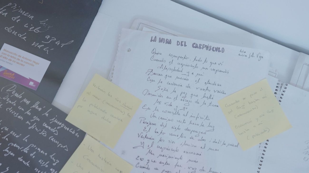 Nacha Pop, Los Secretos, Alaska, , Almodóvar... La Movida madrileña revive en una exposición