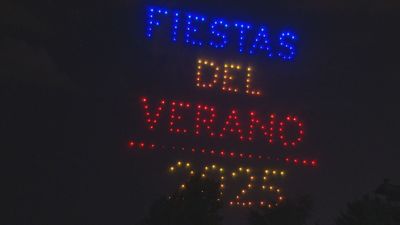200 drones iluminan el cielo de Móstoles en su fin de fiestas