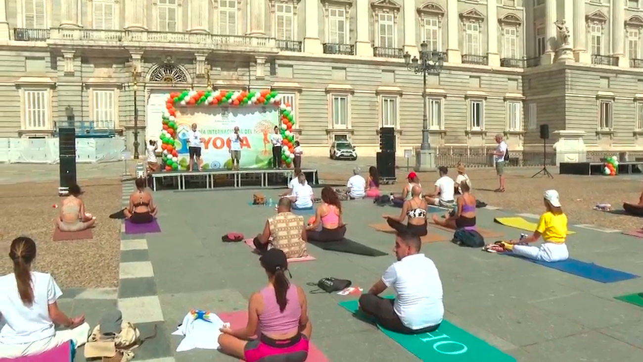 La Plaza de Oriente se convierte en un punto de encuentro para los yoguis madrileños