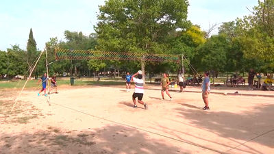 Ecuavoley, el deporte venido de Ecuador que llega a los parques madrileños