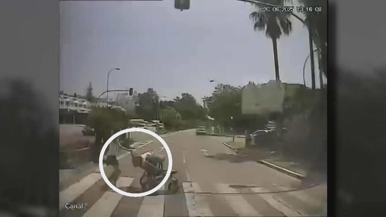 Un coche atropella a una mujer y a su bebé en un paso de cebra en Marbella