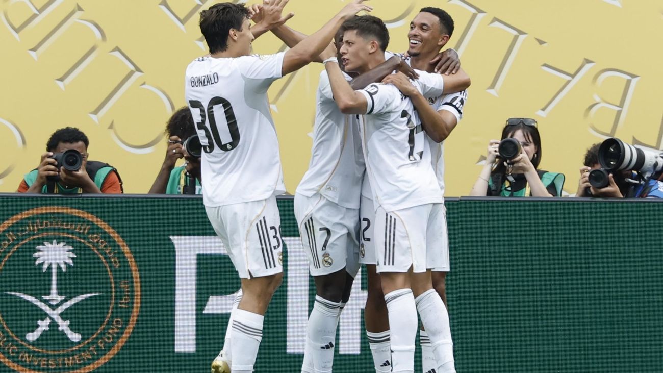 Jugadores del Real Madrid celebran un gol al Pachuca