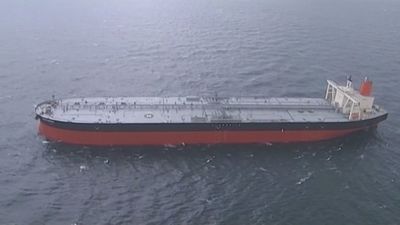 El Parlamento iraní pide el cierre del estrecho de Ormuz, por el que pasa el 20% del petróleo mundial