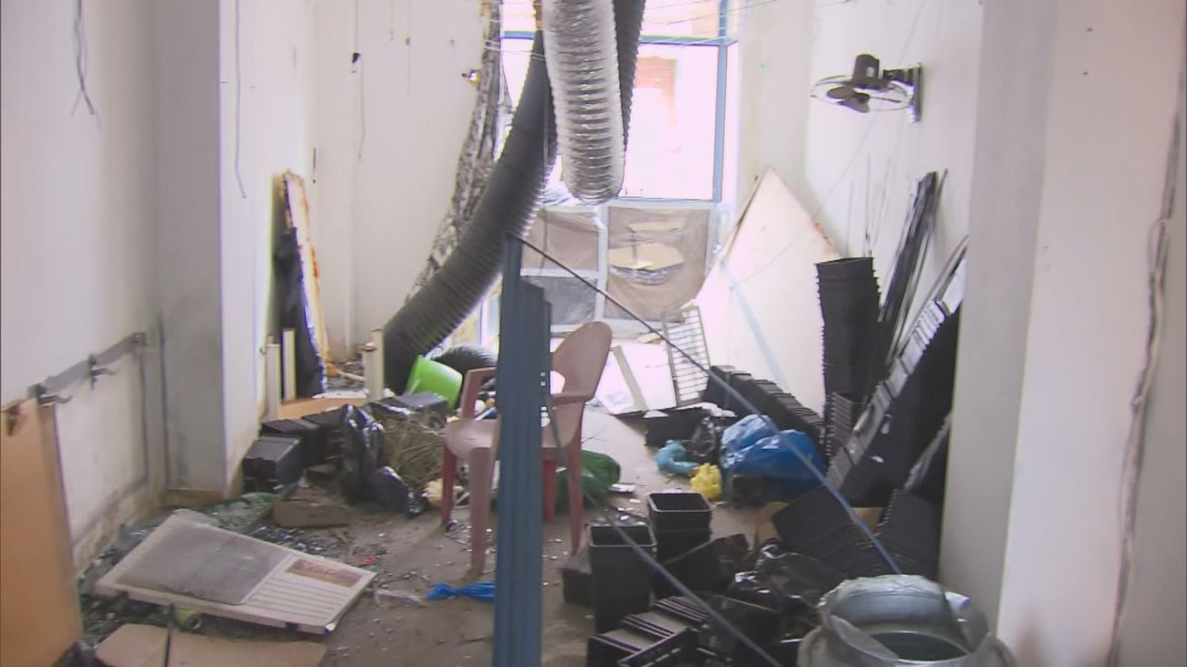 El 'edificio azul' de Vallecas, una década de okupación y degradación