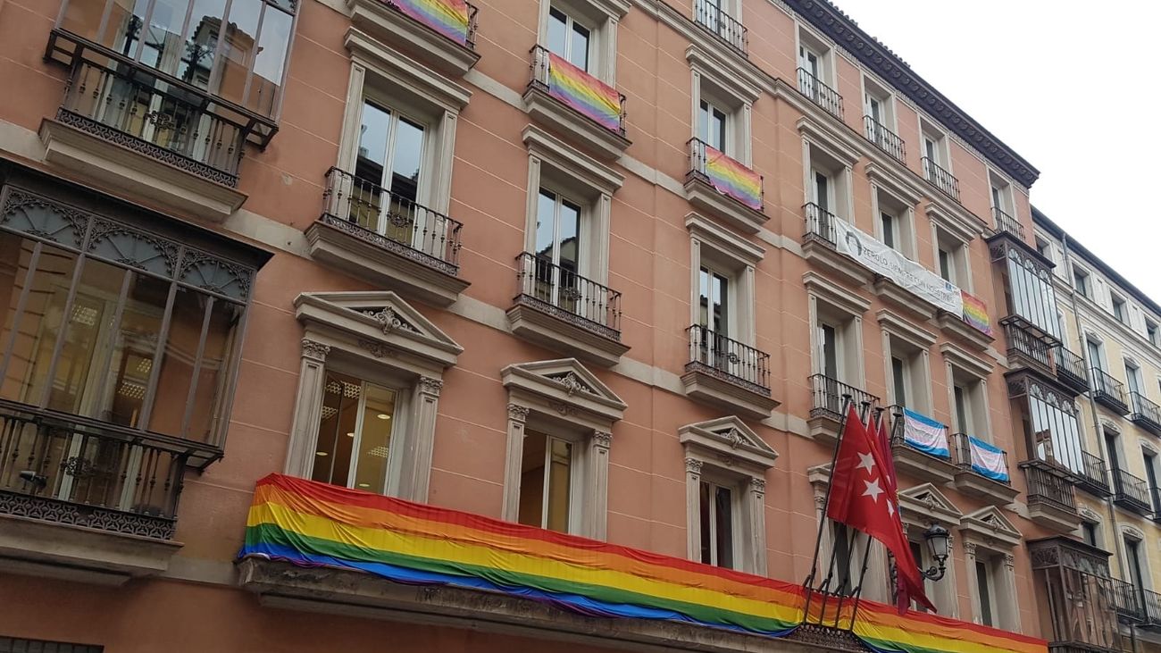 Banderolas LGTBI y trans en los balcones del edificio de Grupos Municipales