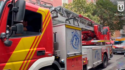 Dos bomberos atendidos por estrés térmicos al extinguir un incendio en una vivienda en Chamartín
