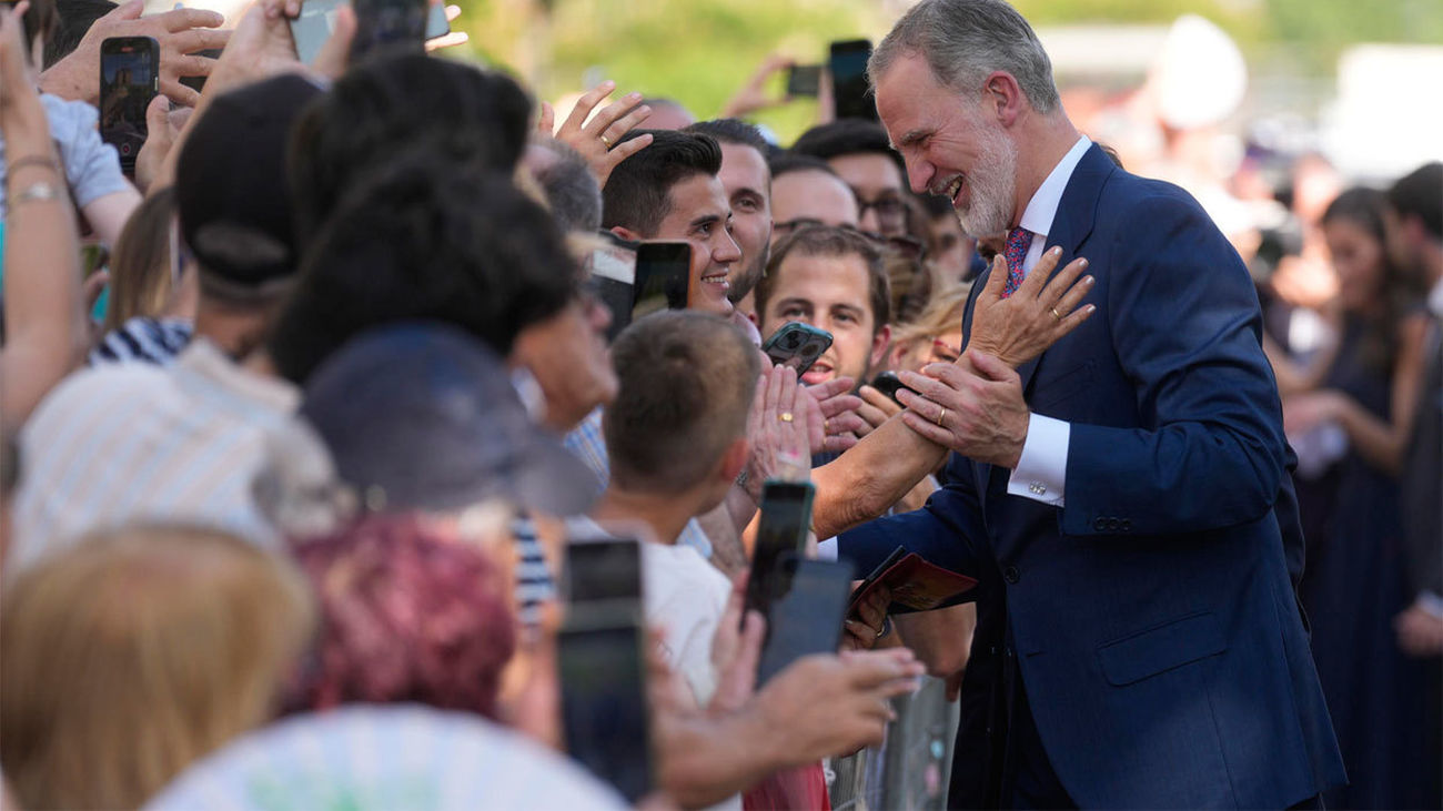 Los Reyes, vitoreados en su paseo por Badía del Vallés (Barcelona)