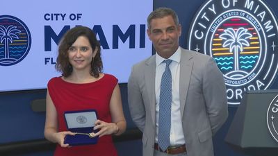 Ayuso recibe la llave de la ciudad de Miami y reitera su rechazo a "las imposiciones y las políticas tiranas"