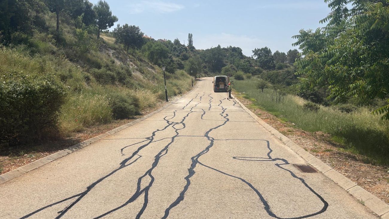 Grietas selladas en la urbanización Sierra de Tajuña, en Ambite