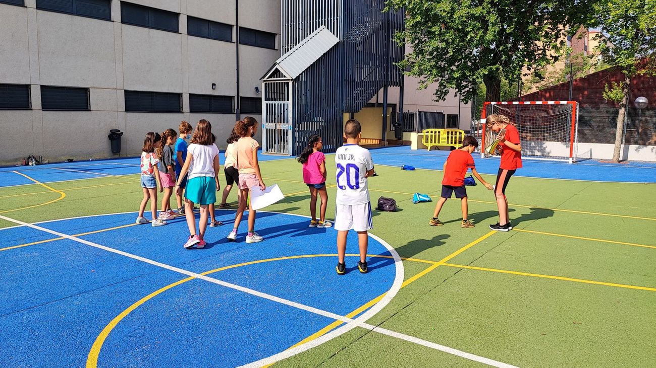 Miles de niños disfrutan de los campamentos de verano del Ayuntamiento de Madrid, que este año aumentan sus plazas