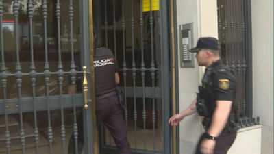 Agentes de Policía Nacional acuden al  domicilio de Santos Cerdán tras recibir dos paquetes sospechosos