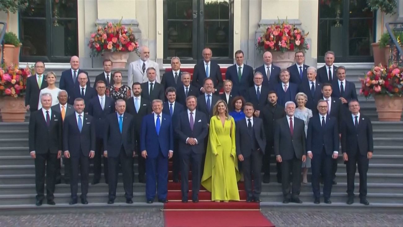 Sánchez y Trump, alejados en la foto de familia y en las mesas de la cena de la OTAN