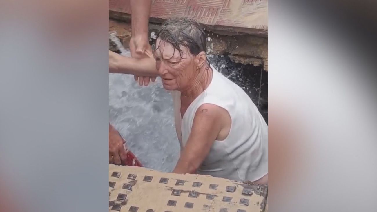 Atrapada en un socavón en Matalascañas