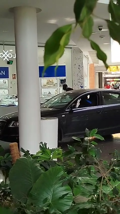 Los clientes graban el momento del robo en la joyería del Parquesur: "¡Sinvergüenzas!"