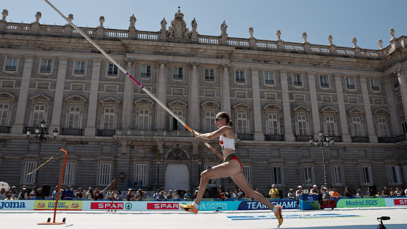 Svabikova y Vloon exhiben con victoria su pértiga ante el Palacio Real