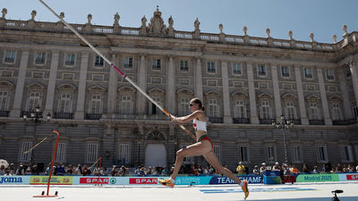 Svabikova y Vloon exhiben con victoria su pértiga ante el Palacio Real