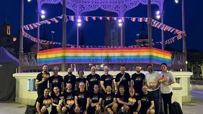 Las voces del coro Choir+ Madrid en el Orgullo LGTBI 2025 de Alcalá de Henares