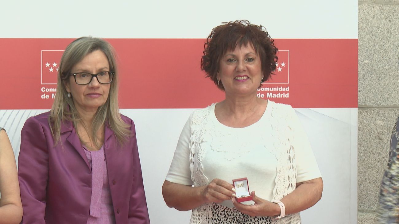 Funcionarios con más de 30 años de trabajo público reciben la insignia de plata de la Comunidad de Madrid