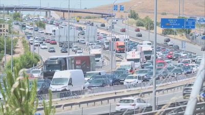 Los precios de los carburantes suben casi un 2% al inicio de la primera operación salida del verano